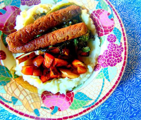 Dés de courge à l'érable et pommes sur purée de pommes de terre avec rapini à l'ail et saucisses végétales Dés de courge à l'érable et pommes sur purée de pommes de terre avec rapini à l'ail et saucisses végétales