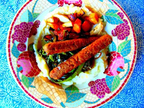 Dés de courge à l'érable et pommes sur purée de pommes de terre avec rapini à l'ail et saucisses végétales Dés de courge à l'érable et pommes sur purée de pommes de terre avec rapini à l'ail et saucisses végétales