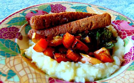 Dés de courge à l'érable et pommes sur purée de pommes de terre avec rapini à l'ail et saucisses végétales Dés de courge à l'érable et pommes sur purée de pommes de terre avec rapini à l'ail et saucisses végétales
