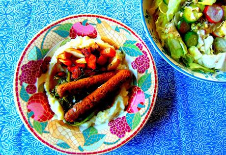 Dés de courge à l'érable et pommes sur purée de pommes de terre avec rapini à l'ail et saucisses végétales Dés de courge à l'érable et pommes sur purée de pommes de terre avec rapini à l'ail et saucisses végétales