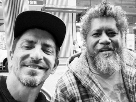 Prix Lester 2021 remporté par le portrait de Sid Tapia du sans-abri Siaosi Feiloakitau Sid Tapia avec Siaosi Feiloakitau.