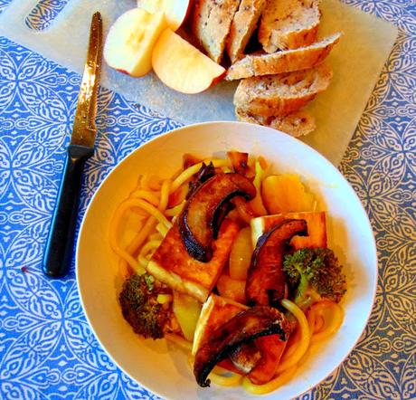 Udon, chou, champignons et tofu Udon, chou, champignons et tofu