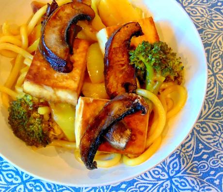 Udon, chou, champignons et tofu Udon, chou, champignons et tofu