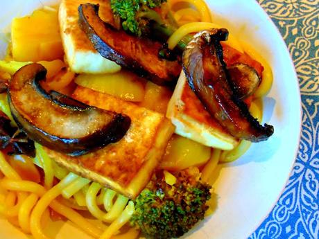 Udon, chou, champignons et tofu Udon, chou, champignons et tofu