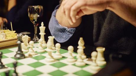 On a testé le premier «bar à échecs» de Paris