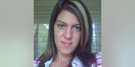 Amber Lynn Costello, 27 ans, a disparu en septembre 2010 de Babylone, NY. Ses restes ont été retrouvés trois mois plus tard à Gilgo Beach.