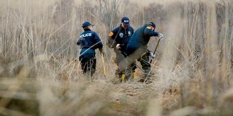 Des enquêteurs sur les lieux du crime utilisent des détecteurs de métaux pour rechercher dans un marais les restes de Shannan Gilbert le 12 décembre 2011 à Oak Beach, New York.