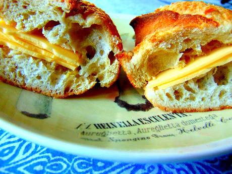 Sandwiche au frauxmage suisse et à la moutarde de Dijon