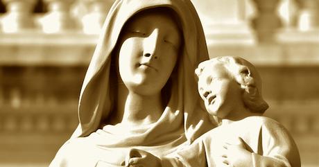 En méditant le Rosaire, nous pouvons devenir semblables à Jésus et Marie