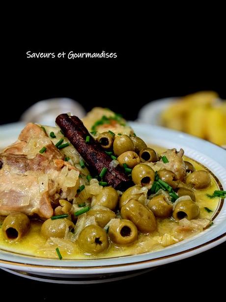 Tajine ezeitoun (zitoun) Poulet aux olives. Tajine ezeitoun (zitoun) Poulet aux olives.