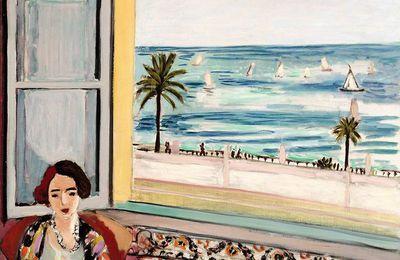 Femme assise dos à une fenêtre ouverte