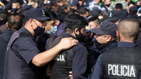 L’Argentine : Le rappel en renfort des policiers réservistes pour endiguer la vague d’insécurité