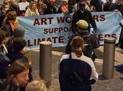 Royaume-Uni: écologistes protestent contre accords parrainage avec entreprises combustibles fossiles