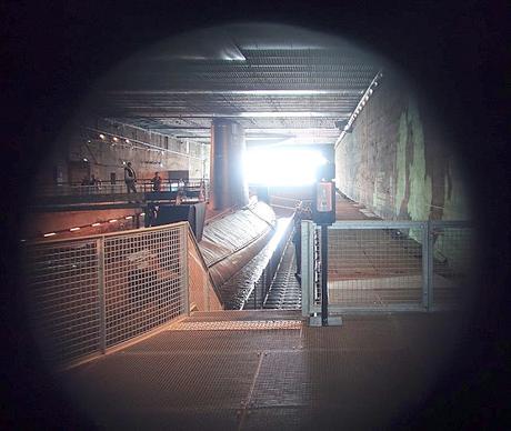 par le trou de la serrure