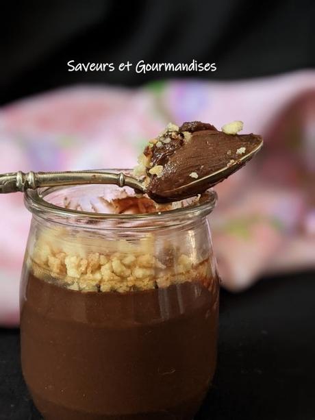 Crème au chocolat, miettes de sablés. Crème au chocolat, miettes de sablés.