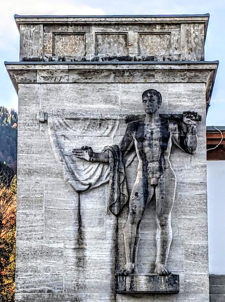 Wandskulpturen am Olympia - Skistadion Garmisch — 12 Fotos /photos —  Sculptures murales au stade olympique de Garmisch