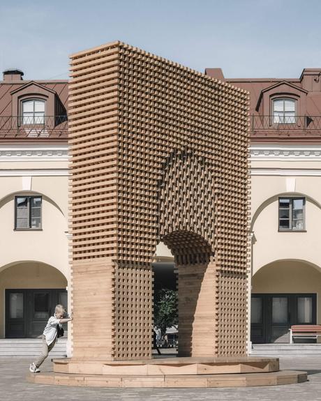 L'arc de triomphe rotatif signé Katarsis