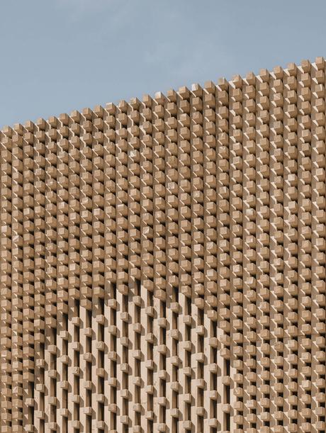 L'arc de triomphe rotatif signé Katarsis