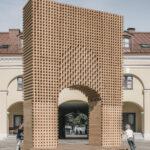 L'arc de triomphe rotatif signé Katarsis