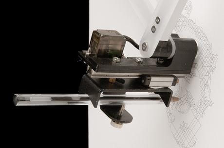 Ce bras robotique automatisé est en fait un photomaton non conventionnel qui dessine votre portrait ! Ce bras robotique automatisé est en fait un photomaton non conventionnel qui dessine votre portrait !