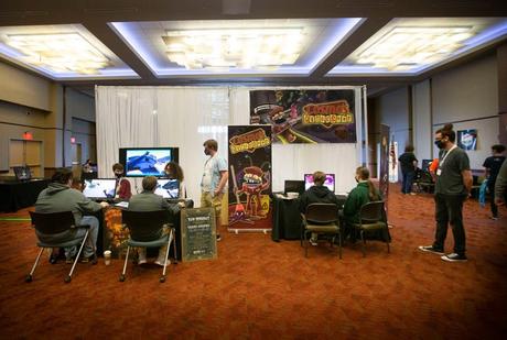 Les participants jouent à différents jeux vidéo dans la salle d'exposition et d'exposition commerciale lors de la Shawnee Game Conference à la Shawnee State University à Portsmouth vendredi.