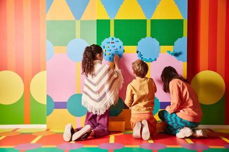 LEGO et l’artiste Yinka Ilori créent « La laverie des rêves » composée de 200 000 briques
