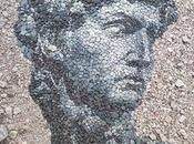 artiste orne paysages Thaïlande avec portraits galets détaillés