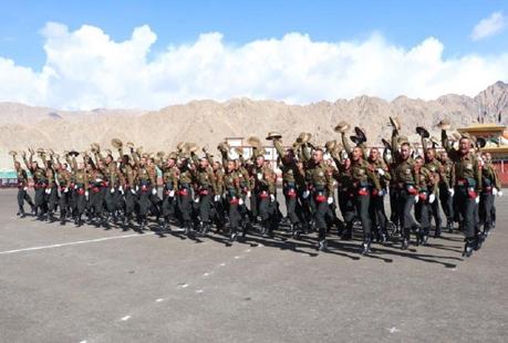 Ladakh: Tentara mendapat 99 hati pemberani dari Ladakh setelah melewati parade Prajurit di Resimen Pramuka Ladakh.