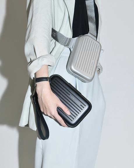 Rimowa sort son nouveau Personal Sling Clutch