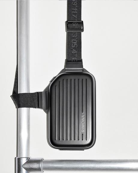 Rimowa sort son nouveau Personal Sling Clutch
