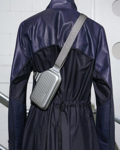 Rimowa sort son nouveau Personal Sling Clutch