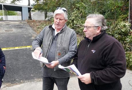 Zenas Crocker à gauche, directeur exécutif de Barnstable Clean Water Coalition, fait visiter les nouvelles fosses septiques de traitement des eaux usées NitROE dans un quartier de Shubael Pond à Marstons Mills à Mark Forest, commissaire du comté de Barnstable et sélectionneur de Yarmouth.  La technologie fait partie d'un projet pilote de deux ans sur les eaux usées.