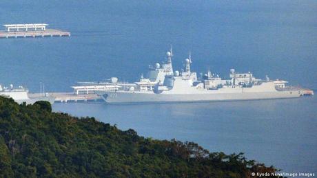 Navires de guerre chinois ancrés sur l'île de Hainan