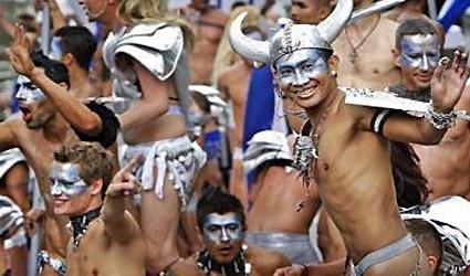 Défilé gay de péniches à Amsterdam
