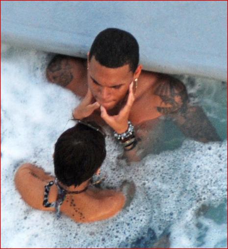 Rihanna et Chris Brown ensemble dans une piscine