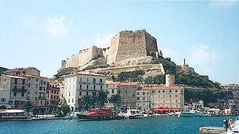 CORSE : un bébé tué par deux ados qui lançaient des pierres