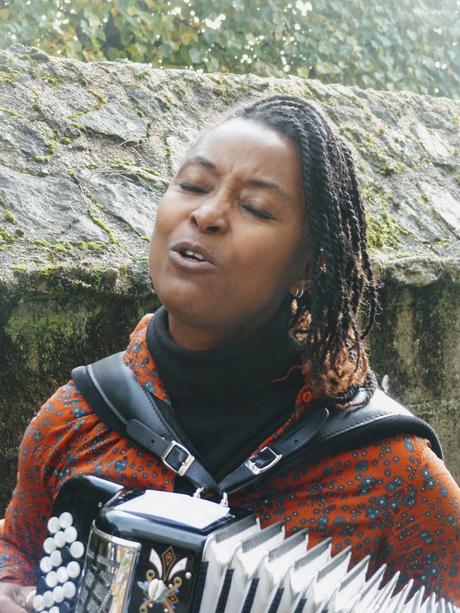 Aïcha Touré au Festival des Chanteurs de rue à Quintin, le 6 novembre 2021