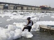 Inde rivière sacrée couvre d’une mousse toxique