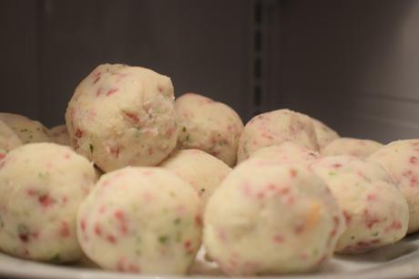 boules de purée de pommes de terre sur une assiette blanche dans un réfrigérateur