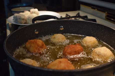 boules de pommes de terre panées cuites dans l'huile chaude sur la cuisinière
