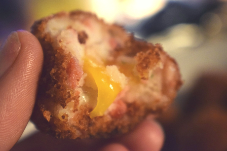 Des restes ultimes : Boulettes de pommes de terre au bacon et au fromage Boulettes de pommes de terre frites avec du fromage et du bacon à la main