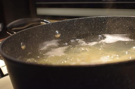 eau bouillante dans un pot en pierre noire