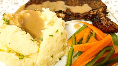 Comment faire : la meilleure purée de pommes de terre possible Purée de pommes de terre, steak et légumes sur une assiette blanche