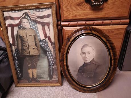 American Legion Post 8 recherche l'identité de ces deux hommes, qui ont très probablement servi dans l'armée pendant la Première Guerre mondiale.