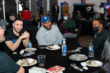 L’entraîneur de Mavs Gaming LT Fairley, un vétéran de la Marine, se connecte avec des guerriers blessés par amour pour les jeux vidéo