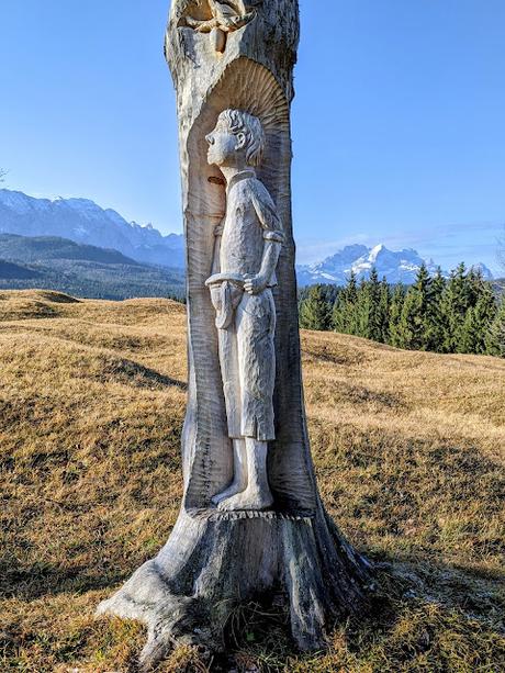Holzschnitzerei auf den Buckelwiesen in Mittenwald — 5 Bilder