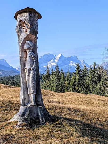 Holzschnitzerei auf den Buckelwiesen in Mittenwald — 5 Bilder