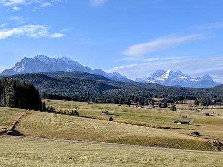 Die  Buckelwiesen bei Mittenwald — 30 Bilder /photos — Les prairies bosselées près de Mittenwald — Nov. 2021