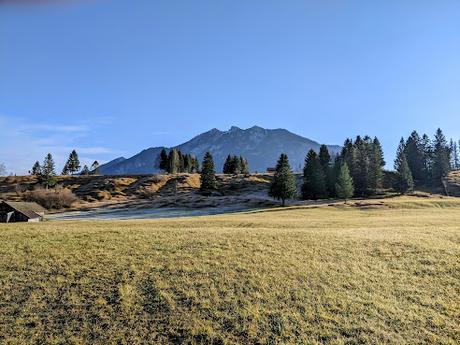 Die  Buckelwiesen bei Mittenwald — 30 Bilder /photos — Les prairies bosselées près de Mittenwald — Nov. 2021