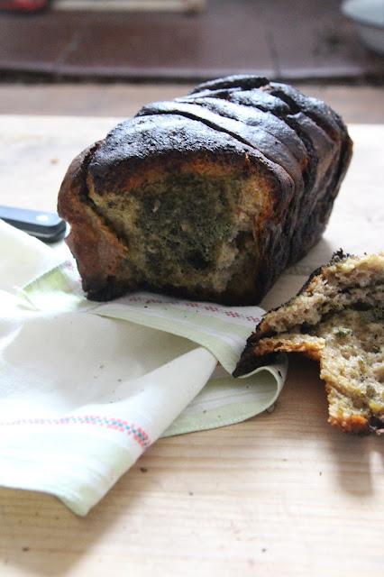 Cuillère et saladier : Pain à effeuiller au pesto (vegan)